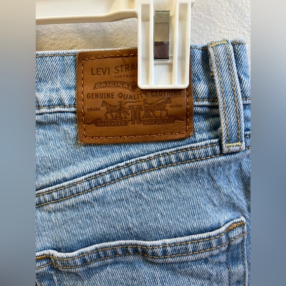 Levi’s premium rib cage shorts size 26 with distress. Light wash. - Picture 3 of 6